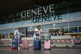Hành khách tới Sân bay Quốc tế Geneva ở Thuỵ Sĩ ngày 30/6/2023. (Ảnh: AFP/TTXVN)