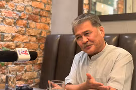 Nguyên Đại sứ Malaysia tại Việt Nam Dato Azmil Zabidi trả lời phỏng vấn của phóng viên TTXVN. (Ảnh: Mạnh Tuân/TTXVN)