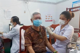 Tiêm vaccine vẫn là biện pháp quan trọng trong phòng, chống dịch COVID-19. (Ảnh: Lê Thúy Hằng/TTXVN)