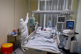 Nhân viên y tế điều trị cho bệnh nhân mắc COVID-19 tại Saint Petersburg, Nga. (Ảnh: AFP/TTXVN)