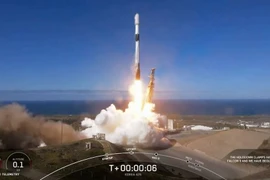 tên lửa đẩy Falcon 9 đưa vệ tinh trinh sát quân sự của Hàn Quốc bay vào quỹ đạo. (Nguồn: SpaceX/AP)