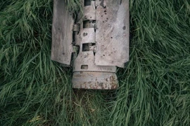 Một phần tên lửa có chứa bom chùm được tìm thấy tại vùng Kherson, Ukraine tháng 4/2023. (Ảnh: The Washington Post/TTXVN)