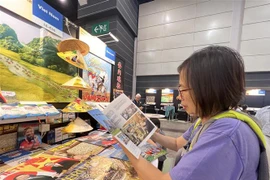 Sản phẩm Báo Ảnh của TTXVN tham gia Hội chợ sách Hong Kong 2023