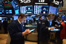 Hoạt động tại Sàn giao dịch chứng khoán New York, Mỹ. (Ảnh: AFP/TTXVN)