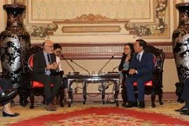 Chủ tịch UBND Thành phố Hồ Chí Minh Phan Văn Mãi tiếp ông Edouarad Philipe, Nguyên Thủ tướng Pháp, Thị trưởng thành phố Le Havre. (Ảnh: Thanh Vũ/TTXVN)