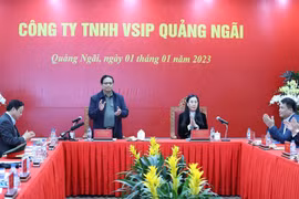 Thủ tướng Phạm Minh Chính làm việc với lãnh đạo Khu công nghiệp VSIP Quảng Ngãi. (Ảnh: Dương Giang/TTXVN)