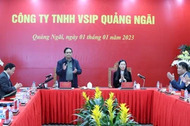 Thủ tướng Phạm Minh Chính làm việc với lãnh đạo Khu công nghiệp VSIP Quảng Ngãi. (Ảnh: Dương Giang/TTXVN)