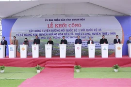 Lãnh đạo tỉnh Thanh Hóa ấn nút khởi công dự án. (Ảnh: Trịnh Duy Hưng/TTXVN)