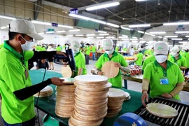 Công nhân làm thớt gỗ xuất khẩu tại Công ty cổ phần chế biến Gỗ Đức Thành, quận Gò Vấp, Thành phố Hồ Chí Minh trở lại làm việc sau Tết. (Ảnh: Hồng Đạt/TTXVN)