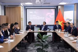 Thủ tướng Phạm Minh Chính tham quan trưng bày sản phẩm công nghệ, Đổi mới Sáng tạo. (Ảnh: Dương Giang/TTXVN)