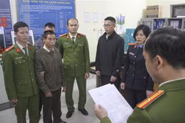  Cơ quan Cảnh sát điều tra đọc lệnh bắt bị can để tạm giam đối với Đinh Văn Cường. (Ảnh: TTXVN phát)