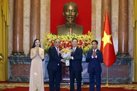 Chủ tịch nước Võ Văn Thưởng gặp gỡ lãnh đạo, cán bộ, công chức, viên chức, người lao động Văn phòng Chủ tịch nước. (Ảnh: Thống Nhất/TTXVN)