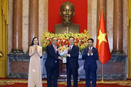 Chủ tịch nước Võ Văn Thưởng gặp gỡ lãnh đạo, cán bộ, công chức, viên chức, người lao động Văn phòng Chủ tịch nước. (Ảnh: Thống Nhất/TTXVN)