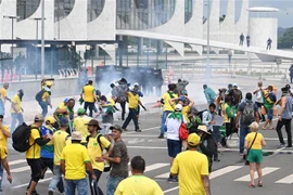 Ngày 8/1/2023, những người ủng hộ cựu Tổng thống Brazil Jair Bolsonaro đã xông vào trụ sở Quốc hội, Tòa án Tối cao và Dinh Tổng thống để gây rối. (Ảnh: AFP/TTXVN)