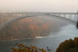 Cầu Rainbow là một trong những cửa khẩu biên giới giữa Mỹ và Canada. (Ảnh: Reuters)