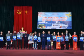  Đại tá Trần Văn Hậu trao quà Tết cho các gia đình có hoàn cảnh khó khăn của huyện đảo Bạch Long Vĩ. (Ảnh: Minh Huệ/TTXVN)