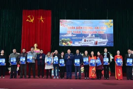  Đại tá Trần Văn Hậu trao quà Tết cho các gia đình có hoàn cảnh khó khăn của huyện đảo Bạch Long Vĩ. (Ảnh: Minh Huệ/TTXVN)
