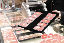 Mua bán vàng tại Công ty vàng bạc Phú Quý. (Ảnh: Trần Việt/TTXVN)