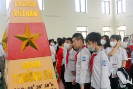 Các học sinh trên địa bàn huyện Kim Bảng tham dự buổi Triển lãm “Tư liệu và bản đồ Hoàng Sa, Trường Sa của Việt Nam – Những bằng chứng lịch sử và pháp lý”. (Ảnh: Đại Nghĩa/TTXVN)