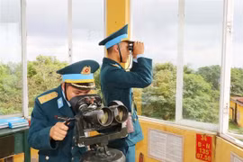 Thực hiện nhiệm vụ quan sát, phát hiện máy bay hoạt động trên vòng kín ở Trạm radar 22. (Ảnh: Trọng Đức/TTXVN)