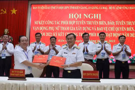 Bộ Tư lệnh Vùng 5 Hải quân ký kết phối hợp tuyên truyền biển, đảo năm 2023 với các địa phương. (Ảnh: Lê Huy Hải/TTXVN)