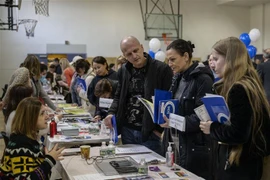 Người lao động tới Hội chợ việc làm tại một trung tâm ở New York, Mỹ. (Ảnh: AFP/TTXVN)