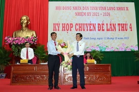 Bí thư Tỉnh ủy, Chủ tịch HĐND tỉnh Vĩnh Long Bùi Văn Nghiêm chúc mừng tân Phó Chủ tịch UBND tỉnh Vĩnh Long Đặng Văn Chính tại kỳ họp chuyên đề lần thứ 4 ngày 12/10/2023. (Ảnh: Phạm Minh Tuấn/TTXVN) 