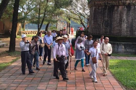 Trong ảnh: Khách du lịch Nhật Bản tham qua chùa Thiên Mụ, địa điểm du lịch nổi tiếng của thành phố Huế. (Ảnh: Quốc Việt/TTXVN)