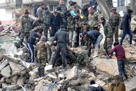 Lực lượng cứu hộ tìm kiếm nạn nhân tại hiện trường đổ nát sau trận động đất tại Jableh, tỉnh Latakia, Syria, ngày 6/2/2023. (Ảnh: THX/TTXVN)