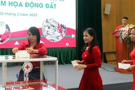 Các cá nhân ủng hộ ủng hộ người dân Thổ Nhĩ Kỳ và Syria khắc phục hậu quả động đất. (Ảnh: Đồng Thúy/TTXVN)