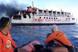 Lực lượng Cảnh sát biển Philippines hỗ trợ dập lửa trên phà M/V Esperanza Star tại vùng biển ngoài khơi Panglao, tỉnh Bohol, miền trung Philippines, ngày 18/6. (Nguồn: AP)