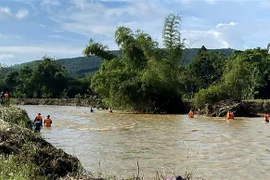 Nghệ An: Đi sang nhà bạn, một học sinh lớp 10 bị lũ cuốn mất tích