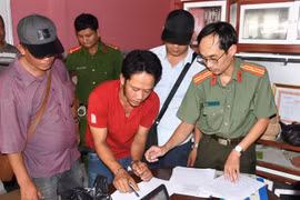 Công an tỉnh Trà Vinh thi hành lệnh bắt tạm giam đối với Thạch Cương. (Ảnh: TTXVN phát)