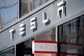 Biểu tượng Tesla tại cửa hàng ở Washington, DC, Mỹ. (Ảnh: AFP/ TTXVN)