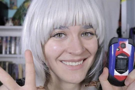 Elana Mugdan và chiếc điện thoại nắp gập Kyocera. (Nguồn: odditycentral.com)