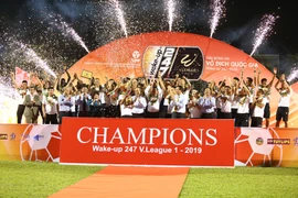 Hà Nội FC nhận cúp vô địch. (Nguồn: Vietnam+)