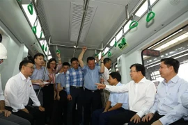 Đoàn công tác đi thử tàu trên tuyến đường sắt đô thị Cát Linh-Hà Đông. (Ảnh: Huy Hùng/TTXVN)