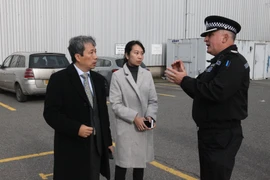 Đại sứ Trần Ngọc An và Phó Đại sứ Nguyễn Thị Lan Anh làm việc với cảnh sát hạt Essex ngày 26/10. (Ảnh: Đình Thư/Vietnam+)