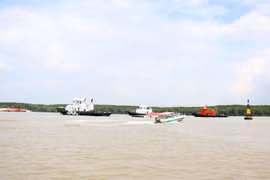 Rất nhiều phương tiện cứu hộ, cứu nạn được huy động để khắc phục sự cố chìm tàu Vietsun Integrity. (Ảnh: Tiến Lực/TTXVN)