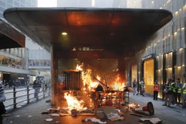 Người biểu tình đốt phá lối vào một ga điện ngầm ở Hong Kong tháng 10/2019 (Nguồn: AP)