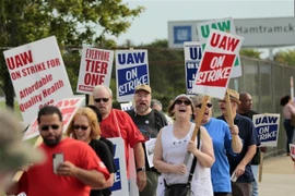 Công nhân tập đoàn chế tạo ôtô General Motors tham gia cuộc đình công tại Detroit, Michigan, Mỹ, ngày 22/9. (Ảnh: AFP/TTXVN)