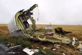 Xác máy bay MH17 của Hãng hàng không Malaysia Airlines bị bắn rơi gần làng Grabove, cách Donetsk, miền Đông Ukraine khoảng 80km, tháng 9/2014. (Ảnh: AFP/TTXVN)
