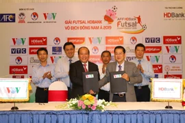 Đại diện Đài Tiếng nói Việt Nam (VOV) và Ngân hàng TMCP Phát triển Nhà Thành phố Hồ Chí Minh (HDBank) ký kết tài trợ cho giải. (Ảnh: Thanh Vũ/TTXVN)