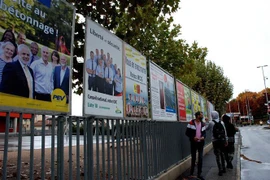 Các cử tri Thụy Sĩ tiến hành bầu cử các thành viên mới của Hạ viện và Thượng viện. (Ảnh: Tố Uyên/TTXVN)