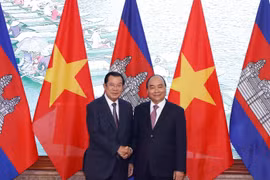 Thủ tướng Chính phủ Nguyễn Xuân Phúc và Thủ tướng Vương quốc Campuchia Samdech Techo Hun Sen tại Trụ sở Chính phủ. (Ảnh: Thống Nhất/TTXVN)