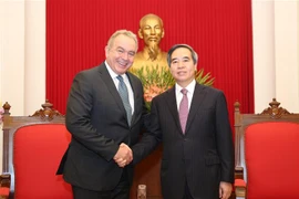 Trưởng Ban Kinh tế Trung ương Nguyễn Văn Bình tiếp ông Kurt Campbell. (Ảnh: Dương Giang/TTXVN)