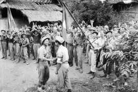 Liên quân Lào-Việt trong kháng chiến chống Pháp, năm 1950. (Ảnh: Tư liệu TTXVN)