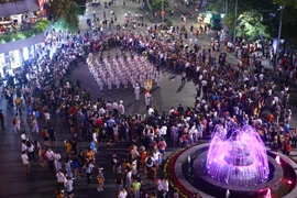 Đoàn nghi lễ Công an Nhân dân diễu hành, biểu diễn tại phố đi bộ hồ Hoàn Kiếm. (Ảnh: Minh Quyết/TTXVN)