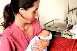 Hai mẹ con sản phụ khỏe mạnh sau ca phẫu thuật. (Ảnh: Tường Vi/TTXVN)