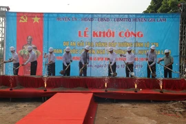 Khởi công Dự án cải tạo, nâng cấp tuyến đường tỉnh lộ 179 đoạn từ Dốc Lời đến ngã tư đường 181, huyện Gia Lâm. (Ảnh: Mạnh Khánh/TTXVN)